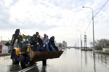 Moyens de transports improvisés dans la ville inondée d'Orenboug en Russie le 13 avril 2024