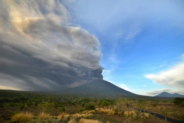 Le volcan Agung, situé sur l'île de Bali, émet des cendres et des fumées, faisant craindre son éruption imminente, le 26 novembre 2017
