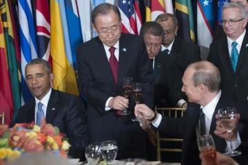 Le président américain Barack Obama, le secrétaire général de l'Onu Ban Ki-moon et le président russe Vladimir Poutine lors d'un déjeuner à l'Onu le 28 septembre 2015 à New York