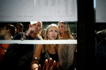 Des lycéennes vérifient leurs résultats au baccalauréat, devant le lycée Malherbe à Caen, le 06 juillet 2018