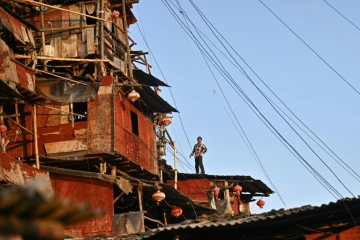 Chen Tianming devant sa "maison clou" à Xingyi, dans la province du Guizhou, le 20 mai 2025 au sud-ouest de la Chine
