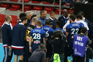 L'équipe de France de hand lors d'un temps-mort contre la Norvège en Golden League, le 7 janvier 2016 au Kindarena de Rouen