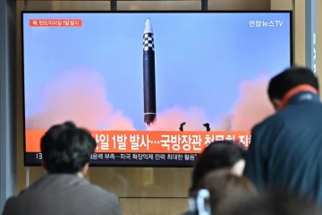 Un écran dans une gare de Séoul diffuse des images d'un essai de missile nord-coréen, le 4 mai 2022