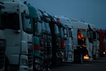 Des poids lourds immobilisés sur un parking près de Folkestone, dans le Kent (sud-est du Royaume-Uni), le 22 décembre 2020