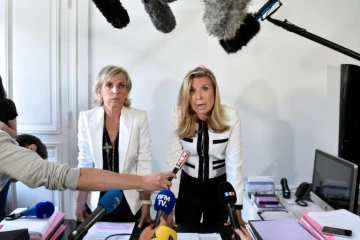 Janine Bonaggiunta (G) et Nathalie Tomasini (D), avocates de Jacqueline Sauvage lors d'une conférence de presse à Paris le 12 août 2016
