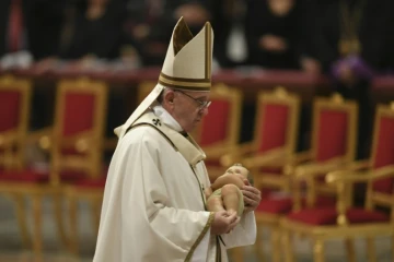 Le pape François porte une statue de l'enfant Jésus lors d'une messe à la veille de Noël, au Vatican, le 24 décembre 2016