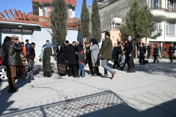 Des proches des victimes arrivent sur les lieux du double assassinat de deux femmes juges à la Cour suprême, à Kaboul le 17 janvier 2021
