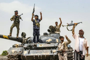 Des membres des forces séparatistes sudistes au Yémen font le V de la victoire à bord d'un char sur la périphérie de la province d'Abyane, voisine de celle d'Aden, le 29 août 2019 
