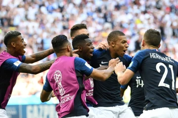 L'attaquant des Bleus Kilian Mbappé (c) est congratulé par ses coéquipiers après avoir inscrit le 3e but face à l'Argentine en 8e de finale du Mondial, le 30 juin 2018 à Kazan 