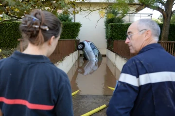 Des pompiers en intervention dans un garage de Mandelieu-la-Napoule inondé, le 4 octobre 2015