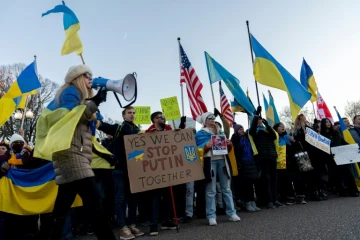 Des manifestants agitent le drapeau ukrainien devant la Maison Blanche à Washington le 20 février 2022