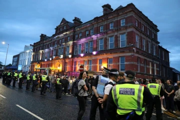 Des policiers se postent devant des manifestants pour protéger la mosquée Abdullah Quilliam de Liverpool, au Royaume-Uni, le 2 août 2024