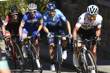 L'Espagnol Alejandro Valverde (c) à la lutte avec le Français Julian Alaphilippe (g) lors de La Flêche Wallonne, le 18 avril 2018 à Huy