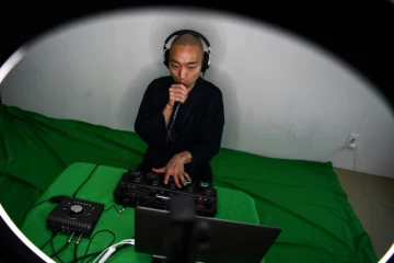 Le moine bouddhiste et musicien beatbox Yogetsu Akasaka, le 26 juin 2020 à son domicile à Tokyo