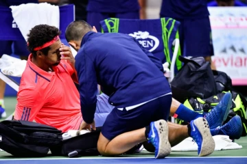 Jo-Wilfried Tsonga  contraint à l'abandon lors de son quart de finale de l'US Open face au Serbe Novak Djokovic en raison d'une blessure au genou gauche le 7 septembre 2016 à New York 
