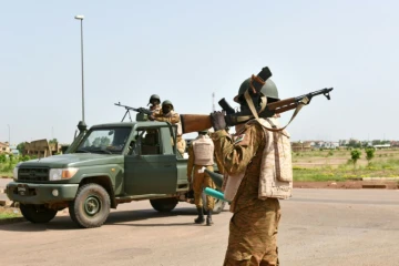 Des soldats en patrouille près de la caserne où sont retranchés les ex-putschistes, le 29 septembre 2015 à Ougadougou, au Burkina Faso