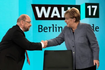 La chancelière allemande Angela Merkel et le président des sociaux-démocrates Martin Schulz avant un débat télévisé le 24 septembre 2017