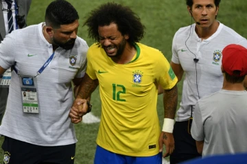 Le défenseur latéral gauche du Brésil Marcelo sort sur blessure lors du match contre la Serbie, le 27 juin 2018 à Moscou