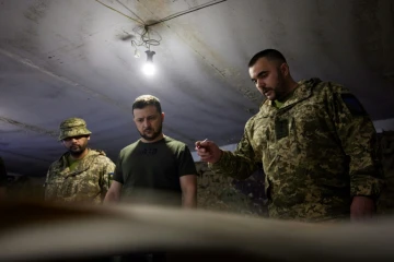 Le président ukrainien Volodymyr Zelensky (c) auprès de militaires ukrainiens sur la ligne de front, selon la présidence ukrainienne, le 5 juin 2022