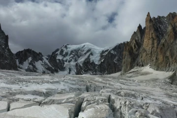 Vue aérienne des crevasses de la Vallée Blanche, le Mont-Blanc en arrière-plan et le Grand Capucin à droite, à Chamonix