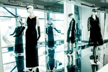 Une robe noire créée par Hubert de Givenchy et  portée par Audrey Hepburn dans le film "Petit déjeuner chez Tiffany" (g) exposée à Calais, le 15 juin 2017