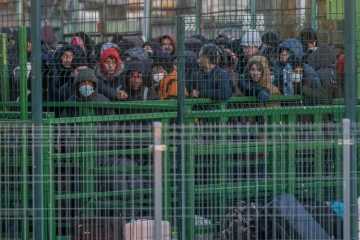 Des réfugiés ukrainiens attendent de passer la frontière pour entrer en Pologne, le 28 février 2022 à Medyka