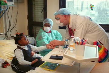 L'hôpital parisien Robert Debré, accompagne l'hospitalisation des enfants depuis plusieurs années, ici l'intervention d'un commédien "le Dr Rêve" le 31 janvier 2002
