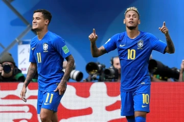 Coutinho (à g.) et Neymar célèbrent le premier but brésilien face au Costa Rica dans leur match du Mondial en Russie, le 22 juin 2018 à Saint-Pétersbourg 