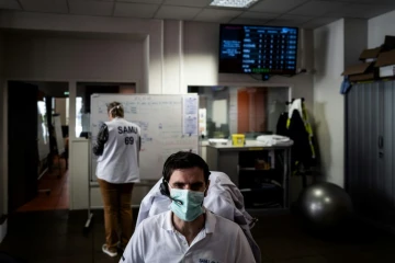 Un membre du personnel soignant répond aux appels d'urgence à l'hôpital Edouard Herriot à Lyon, le 19 mars 2020