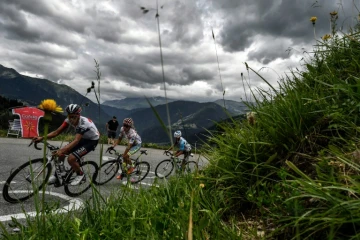 Le Colombien Jarlinson Pantano (g) devance le meilleur grimpeur du Tour, le Polonais Rafal Majka, dans une montée lors de la 19e étape Albertville-Saint-Gervais Mont Blanc, le 22 juillet 2016