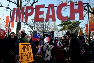 Rassemblement en faveur de la procédure de destitution du président américain Donald Trump devant le Capitole avant un vote historique de mise en accusation du milliardaire républicain 