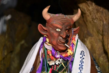 Représentation d'"El Tio", le dieu du monde souterrain, dans une mine d'Oruro, en Bolivie, le 25 février 2022