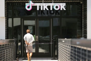 Donald Trump a indiqué samedi avoir donné son feu vert à un possible accord sur la gestion des activités de  l'application TikTok aux Etats-Unis avec Oracle et Walmart 