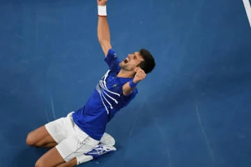 Le Serbe Novak Djokovic exulte après sa victoire en finale de l'Open d'Australie sur l'Espagnol Rafael Nadal, à Melbourne, le 27 janvier 2019