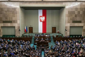Le Premier ministre Donald Tusk (centre) s'adresse aux membres du Parlement polonais, le 12 décembre 2023 à Varsovie
