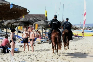 La police montée tunisienne sur la plage de Hammamet, le 18 juin 2016