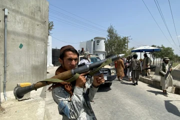 Un combattant taliban près de l'entrée du ministère de l'Intérieur à Kaboul, e 17 août 2021