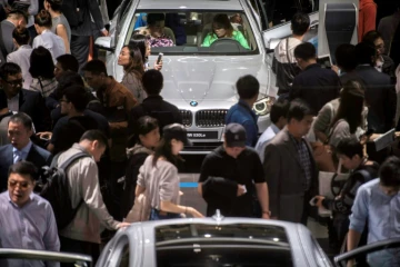 Des visiteurs sur le stand BMW au Salon Auto le 27 avril 2016 à Pékin 
