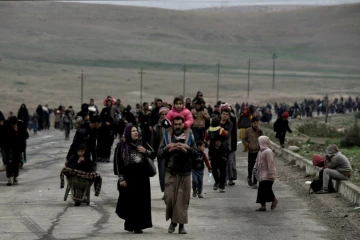 Des centaines de familles fuient les combats à Mossoul entre les forces irakiennes et les jihadistes de l'EI, le 9 mars 2017