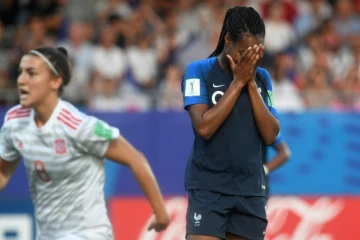 La Française Marie-Antoinette Katoto (d) vient de rater un penalty contre l'Espagne en demi-finale de la Coupe du monde dames des moins de 20 ans, le 20 août 2018 à Vannes (Morbihan)  