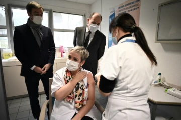 Jean Castex et Olivier Véran assistent à une vaccination contre le Covid à Tarbes le 9 janvier 2021