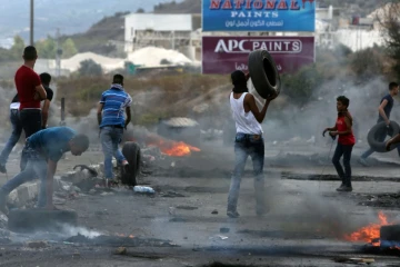 Des jeunes palestiniens affrontent les forces de sécurité israéliennes près de Naplouse le 13 octobre 2015