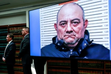 Une photo du narcotrafiquant présumé Dairo Antonio Usuga, dit Otoniel, sur un 
écran lors d'une conférence de presse des autorités judiciaires américaines, le 
5 mai 2022 à New York