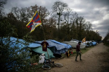 Des Tibétains en exil affluent dans les Yvelines, attendant l'asile dans des campements provisoires dont l'ampleur commence à inquiéter les autorités
