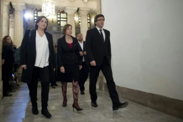 La maire de Barcelone, Ada Colau (G), la présidente du parlement catalan Carme Forcadell et le président du gouvernement catalan Carles Puigdemont (D) avant une réunion à Barcelone, le 23 décembre 2016 