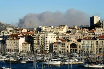 De la fumée s'élève du massif des Calanques, le 5 septembre 2016 à Marseille