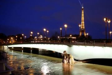 Le zouave du pont de l'Alma le 25 janvier 2018 à Paris, de l'eau jusqu'à mi-cuisses