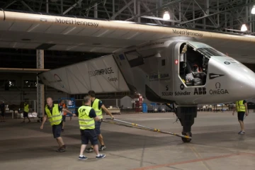 L'avion Solar Impulse 2 avant que le pilote Bertrand Piccard ne monte à bord à l'aéroport Kalaeloa à Hawaii le 21 avril 2016