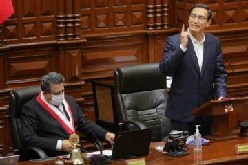 Le président péruvien Martin Vizcarra s'exprime devant le Parlement pendant une procédure de destitution à son encontre, le 18 septembre 2020 à Lima