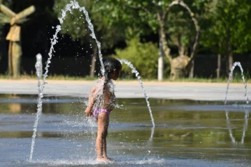 Un enfant se rafraîchit dans une fontaine à Montpellier, le 16 juin 2017 